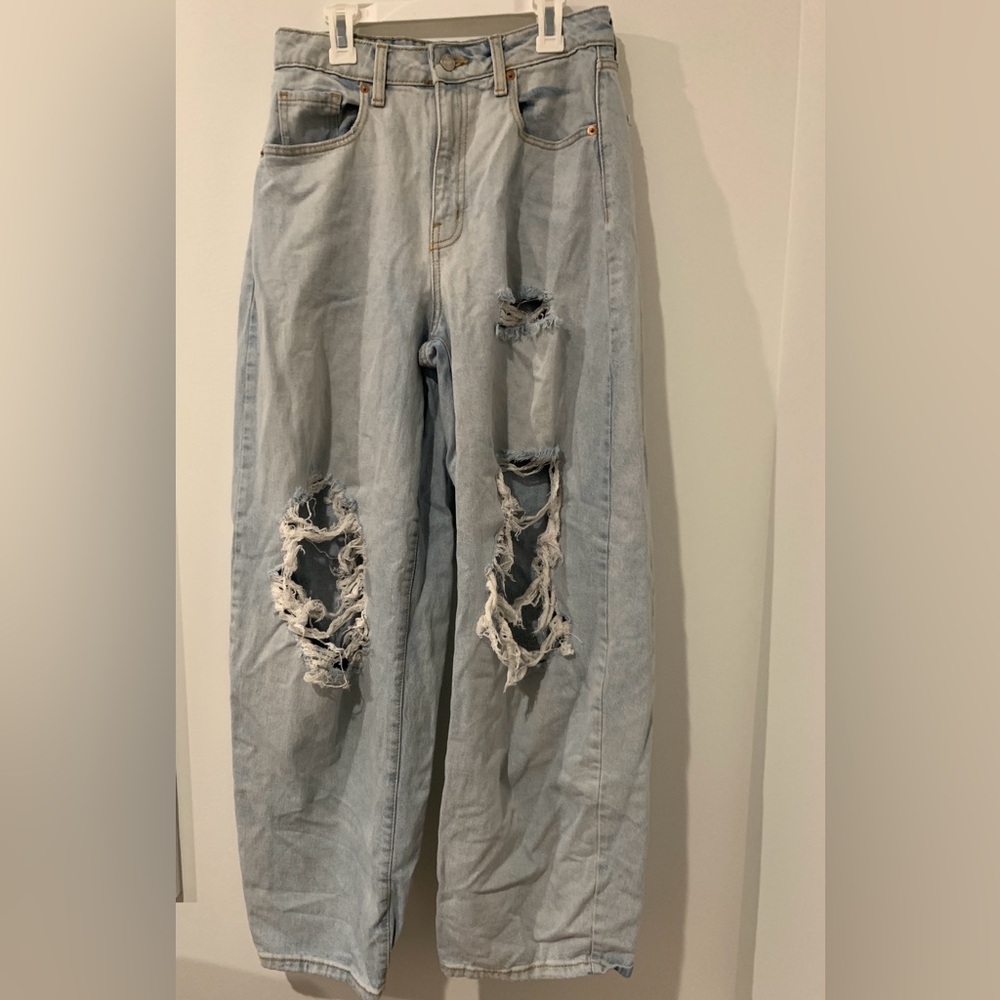 Distressed baggy jeans
